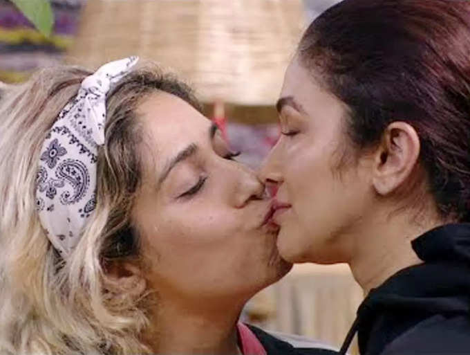 Neha Bhasin kisses Riddhima Pandit