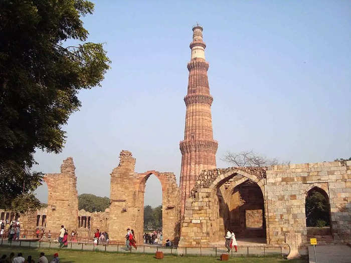 Interesting facts about Qutub Minar: Many times the Qutub Minar building is tilted due to repair work, there are other interesting facts related to it - Navbharat Times