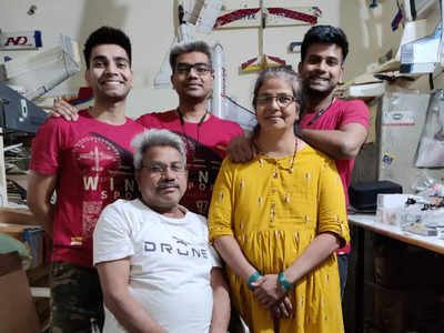 Success Story : मजदूर पिता ने तीन बेटों को बनाया पायलट, घर में फ्लाइट सिम्युलेटर बनाकर कैप्टन अजय आत्मनिर्भर भारत को दे रहे पंख