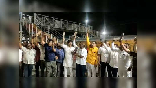 ncp protest against somaiya: पोलिसांच्या विरोधांनंतरही किरीट सोमय्या कोल्हापूरला रवाना; राष्ट्रवादीची ‘पायताण’ निदर्शने