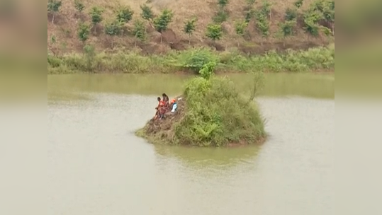 गावात शिरणाऱ्या तलावाच्या पाण्याची दिशा बदलवण्यासाठी टोकाचं पाऊल, महिलेने जे केलं ते वाचून हादराल