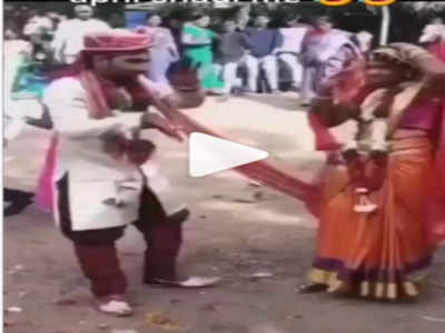 Video: शादी के बाद बीच सड़क पर नाचने लगे दूल्हा-दुल्हन, यूजर्स ने दिए मजेदार रिएक्‍शन्‍स! 