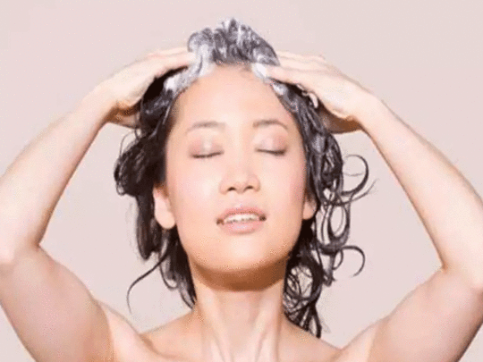 Improve Hair Shine with Preconditioning, Hair Care Benefits Of Preconditioning: बालों में प्री-कंडीशनिंग करने के फायदे, ना झड़ेंगे ना पतले होंगे बाल - preconditioning is all about conditioning your ...