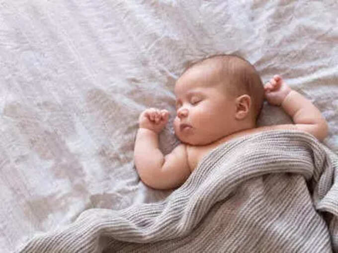sleeping tips for infants in tamil: பிறந்த குழந்தை முதல் மூன்று மாதம் வரை எப்போது அதிக நேரம் தூங்குவார்கள், பகலிலா அல்லது இரவிலா? 3 samayam tamil Tamil News Spot