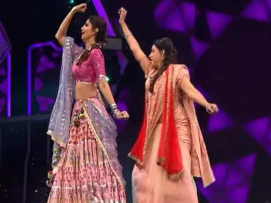 Video: धर्मेन्द्र के गाने पर हेमा मालिनी ने जमकर किया डांस, शिल्पा शेट्टी को भी दे रही हैं मात 