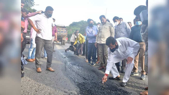 एकनाथ शिंदे यांनी रस्तेदुरुस्तीच्या कामांची पाहणी केली.