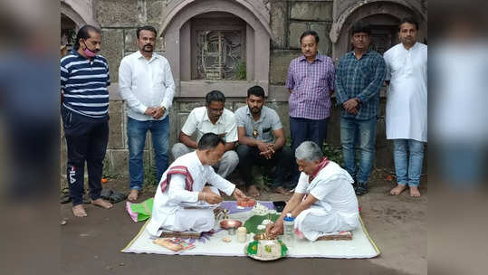 actors agitate against govt: सरकारच्या धोरणाविरोधात रोष; कोल्हापुरातील रंगकर्मींनी केले पितृस्मृती आंदोलन