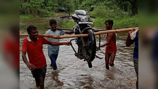 केव्हा थांबणार हा धोक्याचा प्रवास? नागरिकांना नदी पत्रातून करावा लागतोय प्रवास