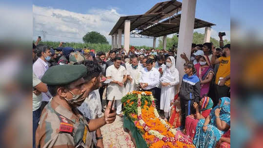 Shahid Amrish Tyagi: जन्मानंतर १६ वर्षांनी पहिल्यांदाच मुलीनं पाहिला शहीद पित्याचा मृतदेह