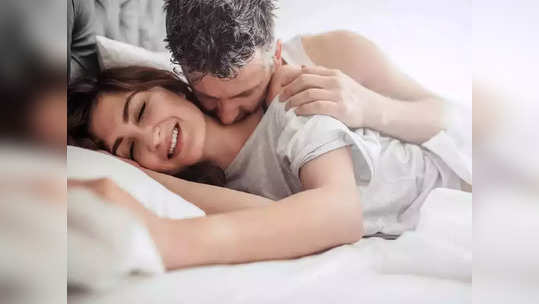 Romantic Relationship जोडीदाराच्या दिवसाची सुरुवात या पाच रोमँटिक पद्धतींनी करा