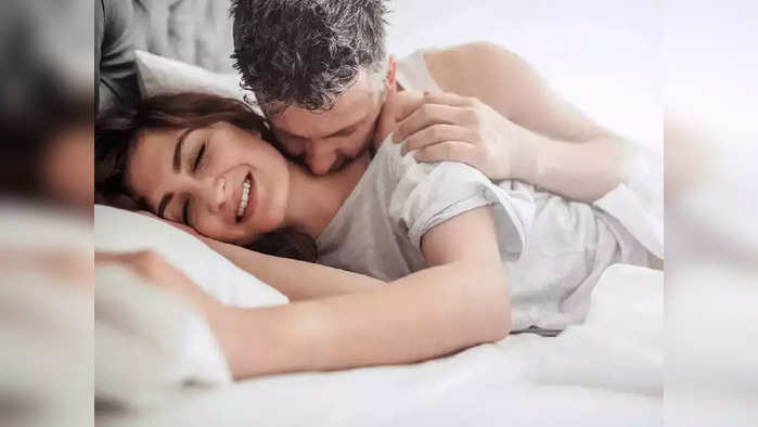 Romantic Relationship जोडीदाराच्या दिवसाची सुरुवात या पाच रोमँटिक पद्धतींनी करा