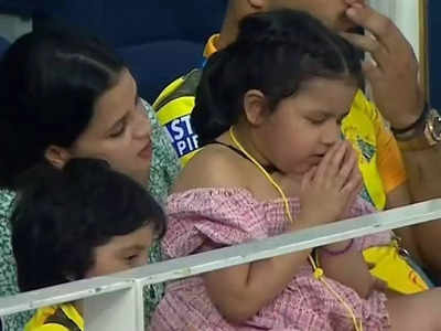 महेंद्र सिंह धोनी की लाडली जीवा कर रही थीं चेन्नई सुपर किंग्स की जीत के लिए प्रार्थना- सोशल मीडिया पर वायरल हुईं तस्वीरें 