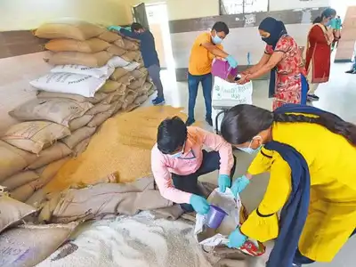 Ration Card in Delhi: घर-घर अनाज पहुंचाने वाली फाइल फिर उपराज्यपाल के पास, समझिए कैसे मिलेगा फायदा