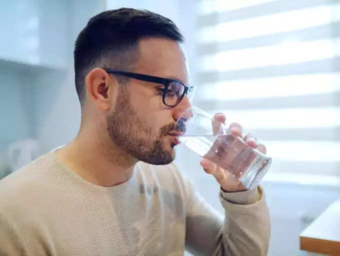how to control oily skin for men: ஆண்களது முகத்தில் பெரும்பாலும் எண்ணெய் வடியுமே, அதை சரி செய்ய வீட்டிலேயே என்ன செய்யணும்? 5 samayam tamil Tamil News Spot