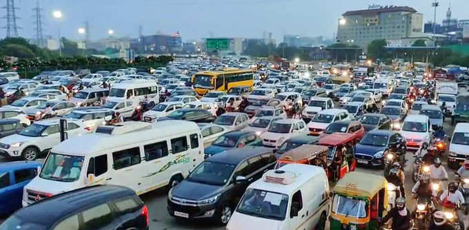 Gurugram: Heavy traffic jam on Delhi- Gurugram expressway at Gurugram- Delhi bor...