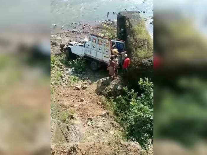 a pickup van crashed into a 50 foot deep ravine one lost life