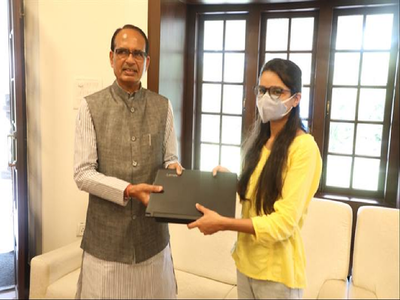 Madhya Pradesh News : मामा शिवराज ने पूरी की छात्रा की डिमांड, घर बुलाकर कुमारी उमा मीना को दिया लैपटॉप 