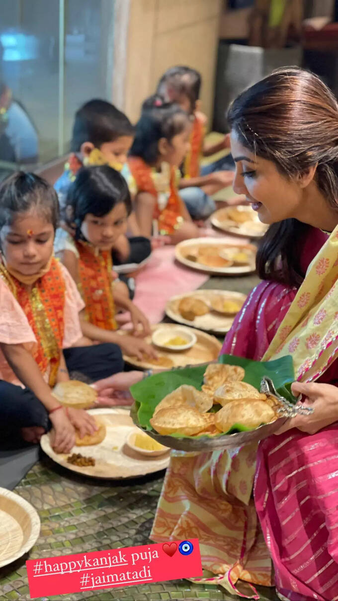 આઠમા નોરતે શિલ્પા શેટ્ટીએ કર્યું કન્યાપૂજન, બાળકીઓની આરતી ઉતારીને ભોજન કરાવ્યું