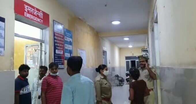 यूपी के फतेहपुर में युवती से रेप, लहूलुहान हालत में जिला अस्पताल के बाहर छोड़कर आरोपी फरार यूपी के फतेहपुर में युवती से रेप, लहूलुहान हालत में जिला अस्पताल के बाहर छोड़कर आरोपी फरार