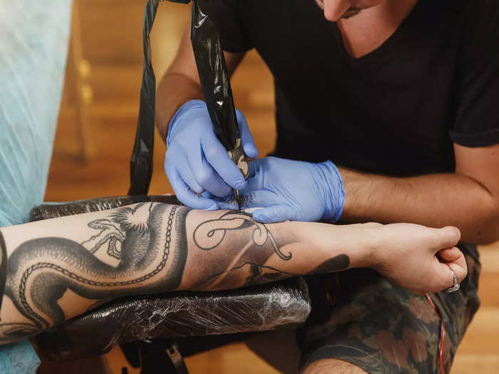 a tattoo artist pay: Career Tips: अपने शौक को बनाएं कमाई का जरिया, टैटू  आर्टिस्ट फील्ड में अच्छा करियर - tattoo artist career salary and jobs |  Navbharat Times