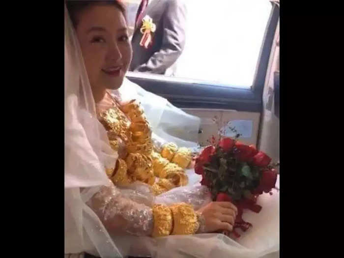 Bride wears 60 kg gold on wedding