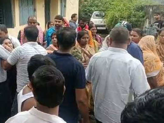 Ramgarh News : घर में घुसकर कांग्रेस नेता की हत्या, पत्नी भी गंभीर रूप से घायल, लूट के इरादे से वारदात की आशंका 
