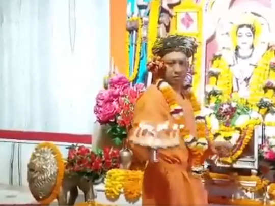 Yogi Viral Video: क्या कैमरे को दिखाकर योगी कर रहे थे दशहरा पूजा? समझिए, वायरल वीडियो का पूरा सच 