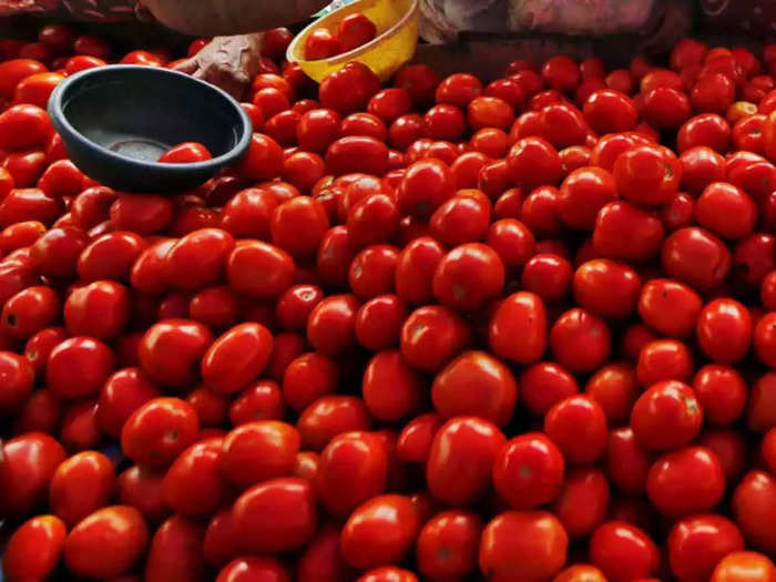 why tomato price rising: tomato prices rise due to crop failure due to  unseasonal rains : बेमौसम बारिश से फसल खराब होने के कारण टमाटर के दाम में  उछाल - Navbharat Times