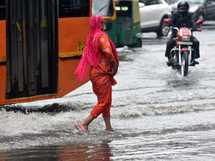 delhi pollution update: बारिश के बाद दिल्ली के तापमान में गिरावट, प्रदूषण का स्तर भी &#39;संतोषजनक&#39; रहा - the minimum temperature in delhi was 224 degree celsius. | Navbharat Times