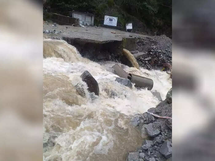 बारिश से सड़कें टूटीं