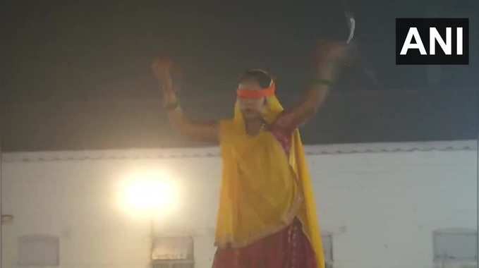 राजकोट में 'तलवार रास', आंख में पट्टी बांधकर राजपूत महिलाओं ने दिखाया करतब , देखें वीडियो 