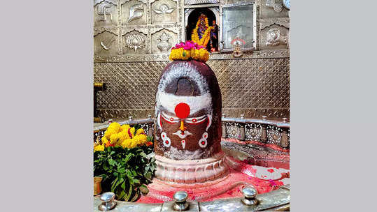 mahakal in ujjain : पत्नीची शेवटची इच्छा! इंजीनिअरने महाकालच्या चरणी अर्पण केले १७ लाखांचे दागिने