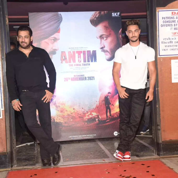 Salman and Aayush at the trailer launch of 'Antim' Salman and Aayush at the trailer launch of Aakhil