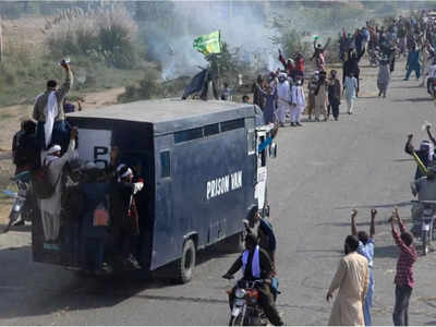 इमरान खान के लिए भस्‍मासुर बना तहरीक-ए-लब्‍बैक, भारी हिंसा में जला पाकिस्‍तान, 4 पुलिसकर्मियों की मौत 
