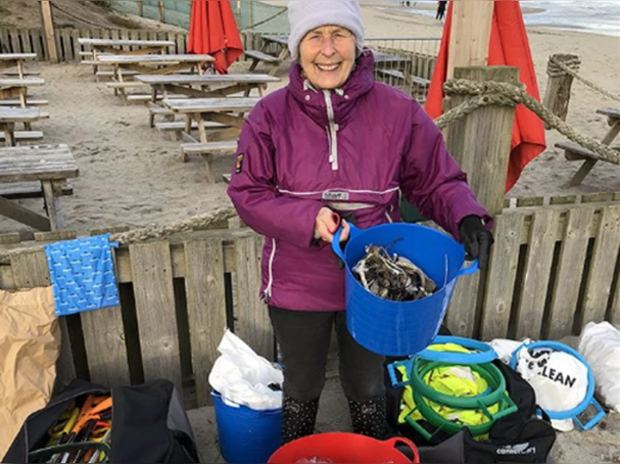 70 साल की दादी ने 1 साल में अकेले साफ किए 52 समुद्री किनारे