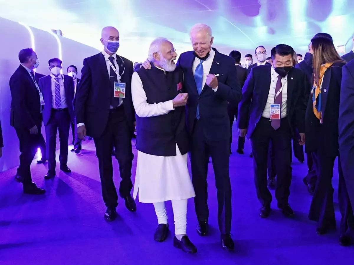 PM Modi in G20 Summit : G20 Summit In Italy PM Modi Meets Joe Biden And Emmanuel Macron Photos Gone Viral : बंद मुट्ठी, एक दूसरे के कंधे पर हाथ, जी 20