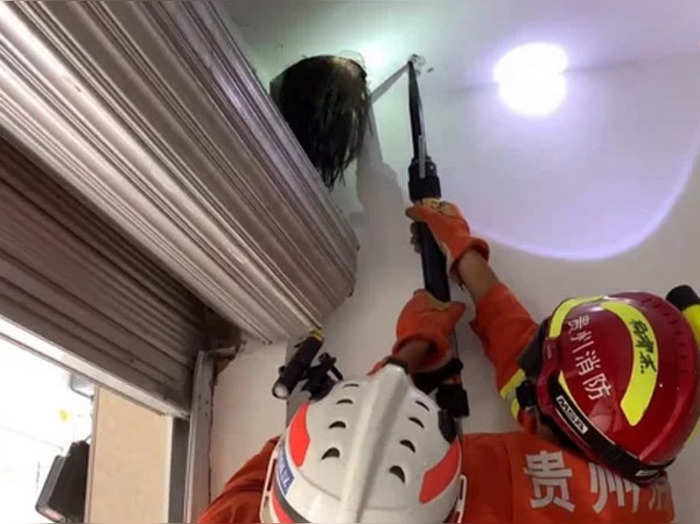 China Girl Gets Head Stuck In Ceiling Like Horror Movie Scene Watch Viral Video Looks