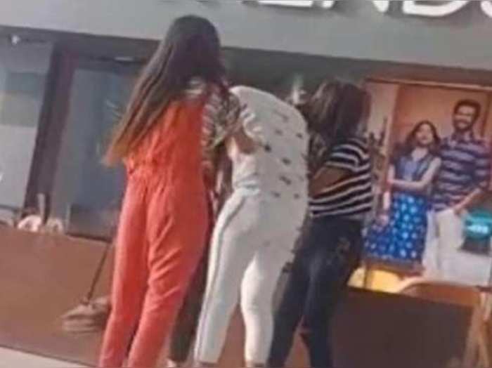 girls fight over boyfriend video goes viral from bihar