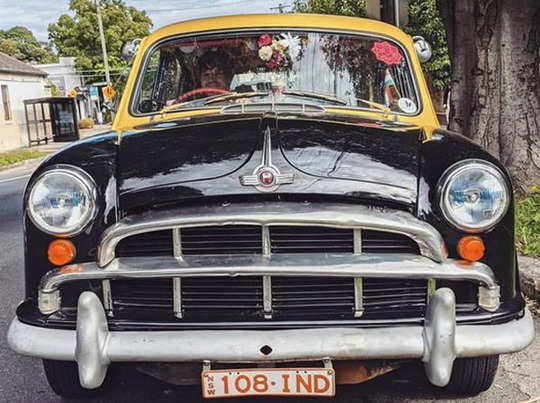 बॉलीवुड कार: एक अंग्रेज, जो सिडनी में चलाता है भारत की काली पीली टैक्सी 