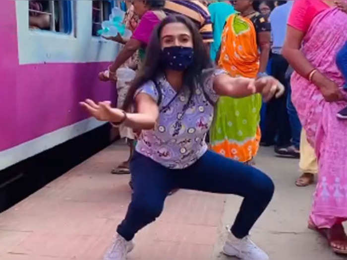 लड़की ने रेलवे प्लेटफॉर्म पर किया बिंदास डांस, वीडियो इंटरनेट पर छा गया