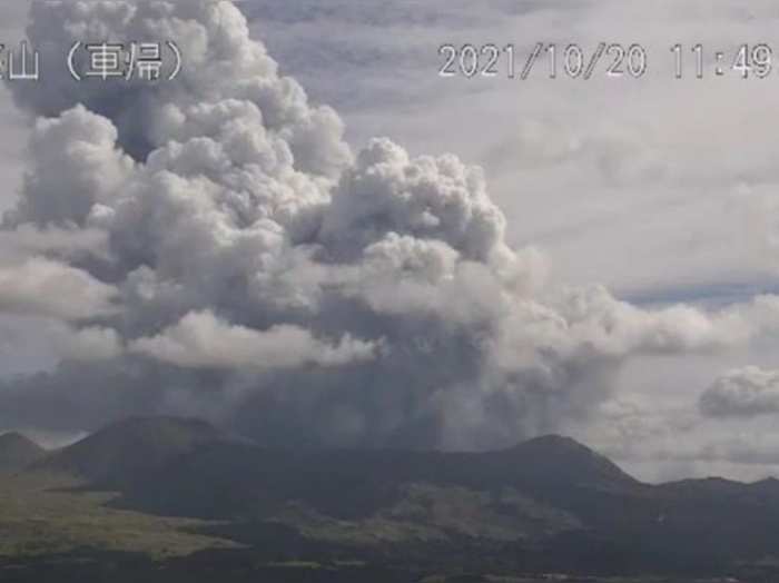 japan mount aso erupts video will shock you