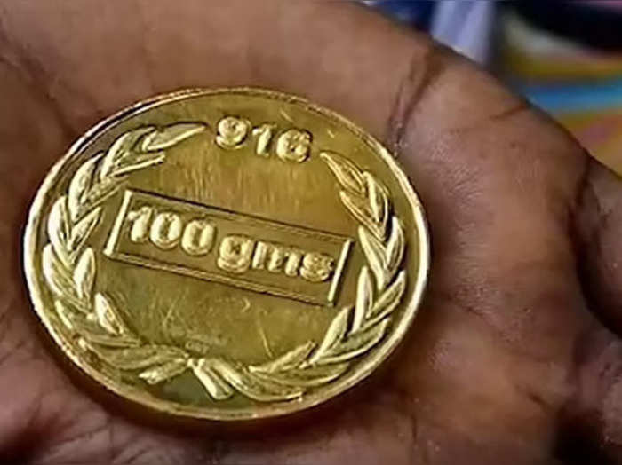 सफाईकर्मी को कचरे में मिला ₹7.5 लाख का सिक्का, लौटाकर ईमानदारी की लाज रख ली