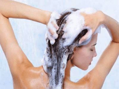 Hair Wash In Winter: ठंडा या गर्म, सर्दी में बाल धोने के लिए कौन-सा पानी है बेहतर? 