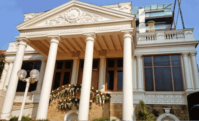 Shah Rukh Khan expensive properties pictures