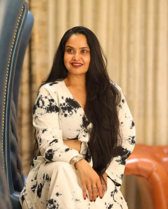 Actress Pragathi, ప్రగతి లేటెస్ట్ హాట్ ఫొటోస్.. కుర్ర హీరోయిన్లను మించిన  అందాల జాతర - actress pragathi latest hot photos viral on social media -  Samayam Telugu