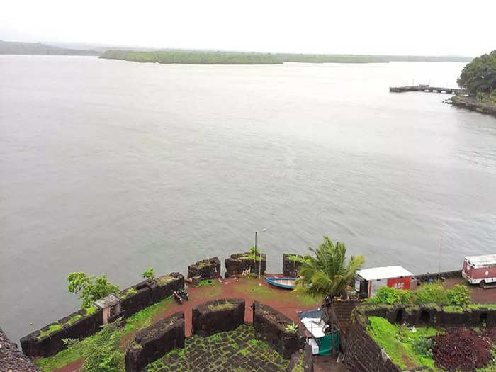 most beautiful sea forts in india in hindi
