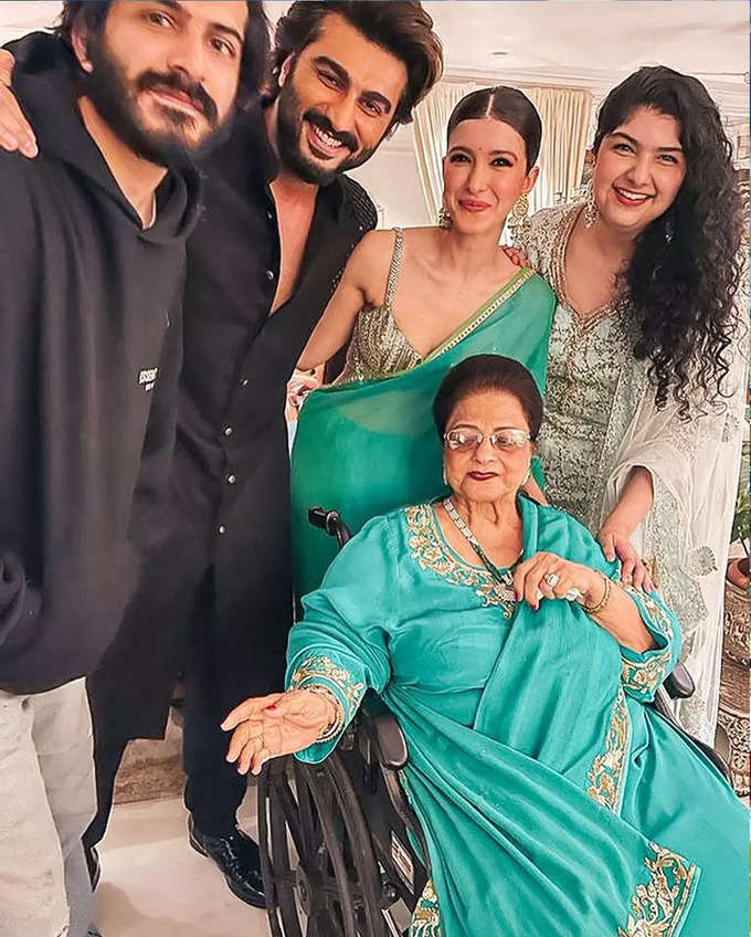 Arjun Kapoor with All his sisters