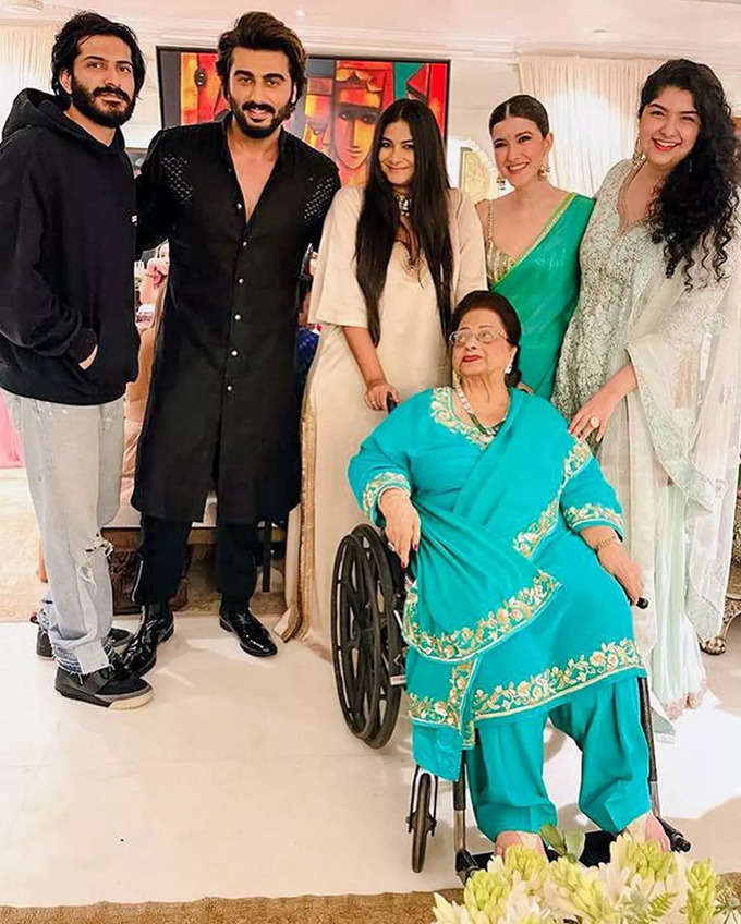 Arjun Kapoor with All his sisters
