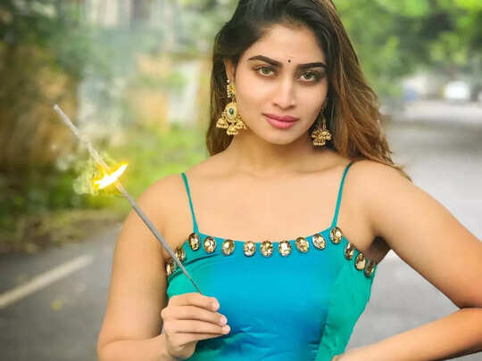 shivani narayanan, டைட் ஜீன்ஸில் ஷிவானி நாராயணன் கவர்ச்சி போட்டோ! ஜொள்ளு  விடும் நெட்டிசன்கள் - shivani narayanan hot photo in tight jeans stuns fans  - Samayam Tamil