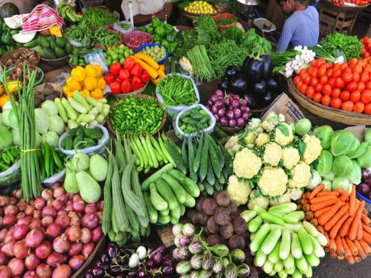 vegetable price: ತರಕಾರಿಗಳ ಬೆಲೆ ಮತ್ತಷ್ಟು ಏರಿಕೆ: ಟೊಮೇಟೊ, ಕ್ಯಾರೆಟ್‌, ಸೊಪ್ಪುಗಳು  ಭಾರೀ ದುಬಾರಿ; ಇಲ್ಲಿದೆ ದರಪಟ್ಟಿ - vegetable prices soar due to heavy rain crop  damage | Vijaya Karnataka